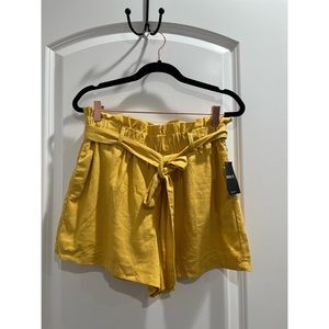 Belted shorts with pockets